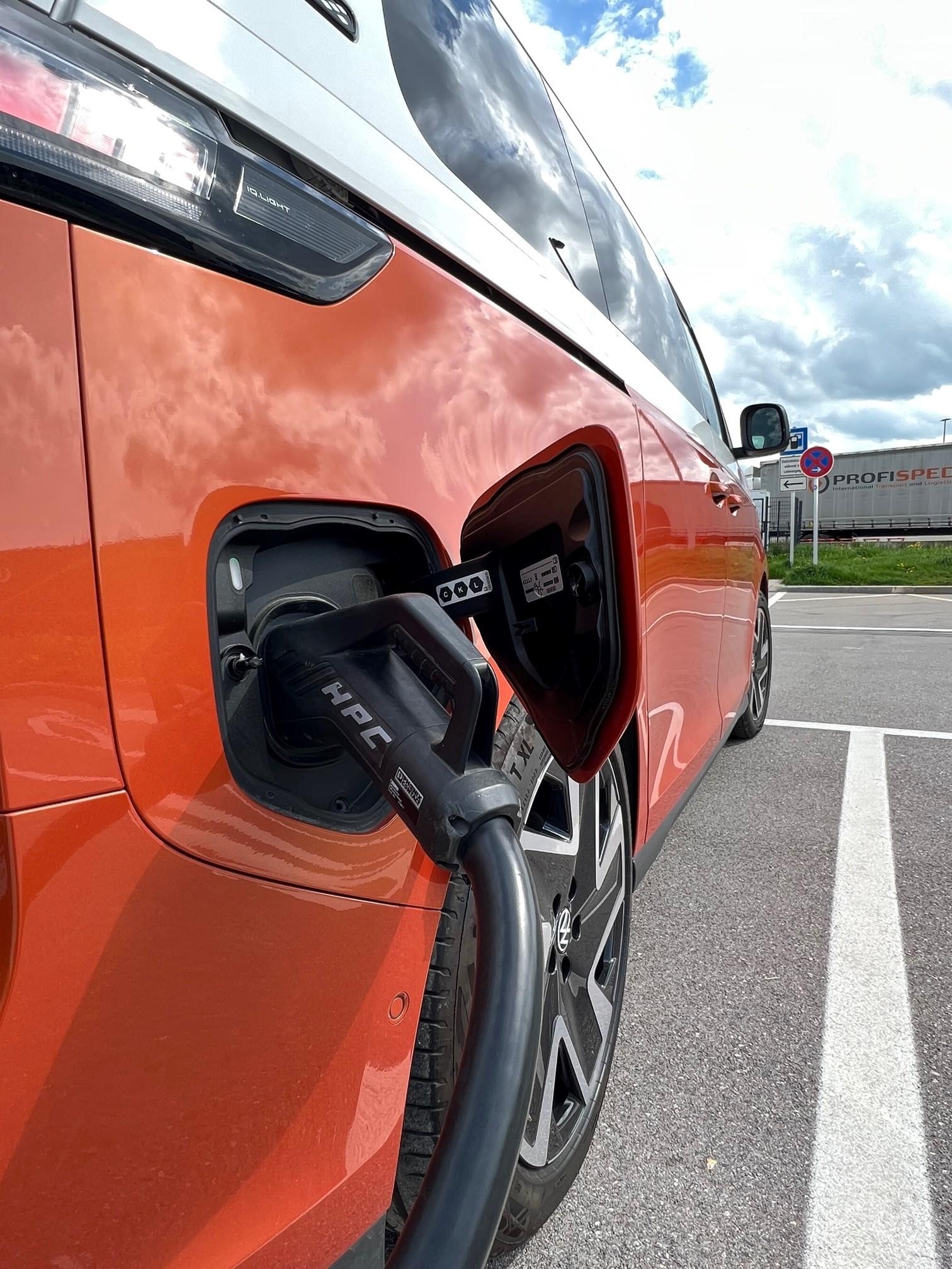 Der Ladeanschluss sitzt hinten rechts.