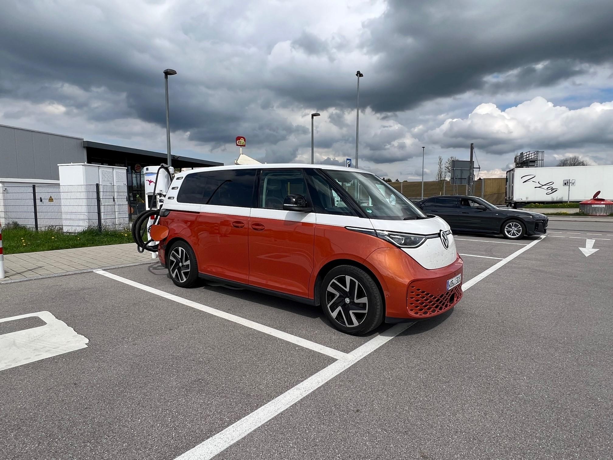 An der Wechselstrom-Wallbox "tankt" der Buzz mit bis zu 11 kW, die Gleichstrom-Schnellladestation zapft er mit bis zu 170 kW an.