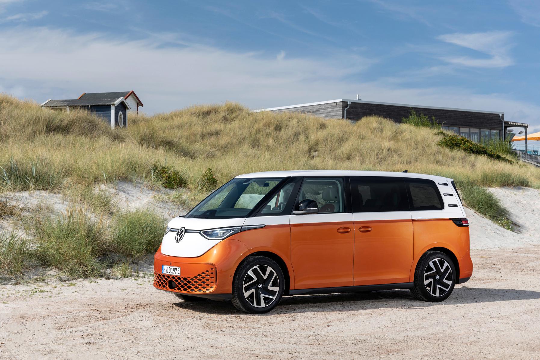 Seinen vollelektrischen Retro-Charmeur im Großformat lässt sich VW teuer bezahlen: Mindestens 64.581 Euro werden aufgerufen.