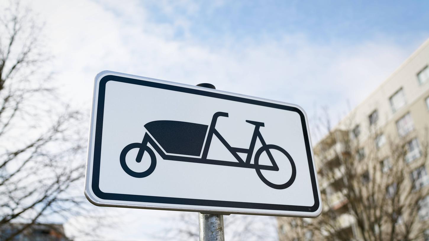Schild als Hinweis für einen Parkplatz für ein Lastenrad in einer deutschen Stadt. (Symbolbild)