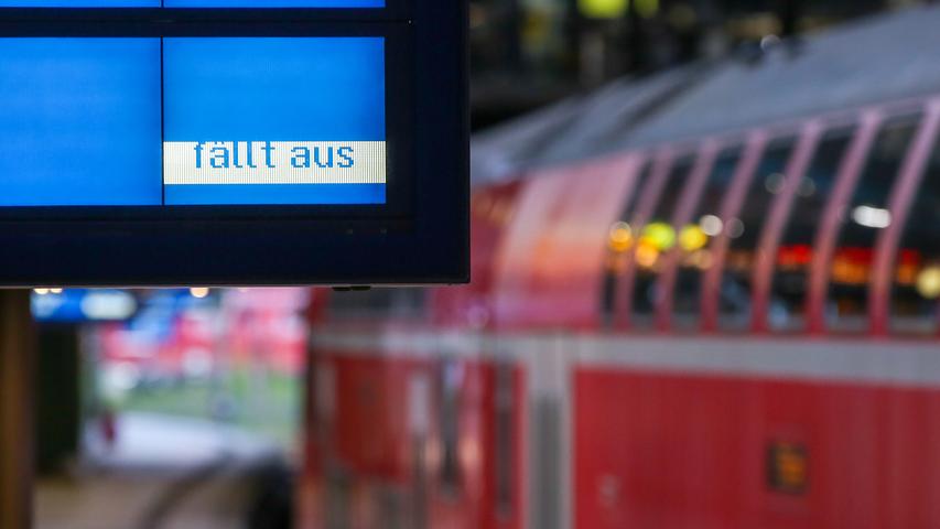 Zum 7. Juni greifen Änderungen bei den Rechten von Bahnfahrgästen. So gibt es Szenarien, bei denen der Entschädigungsanspruch entfällt. Darunter fallen außergewöhnliche Umstände, die nicht im Einflussbereich des Bahnunternehmens liegen, etwa Extremwetter, Menschen auf den Gleisen oder Kabeldiebstahl. Die Deutsche Bahn als Marktführer hat angekündigt, dass sich die Neuerungen auf die allermeisten ihrer Kunden nicht auswirken werden.