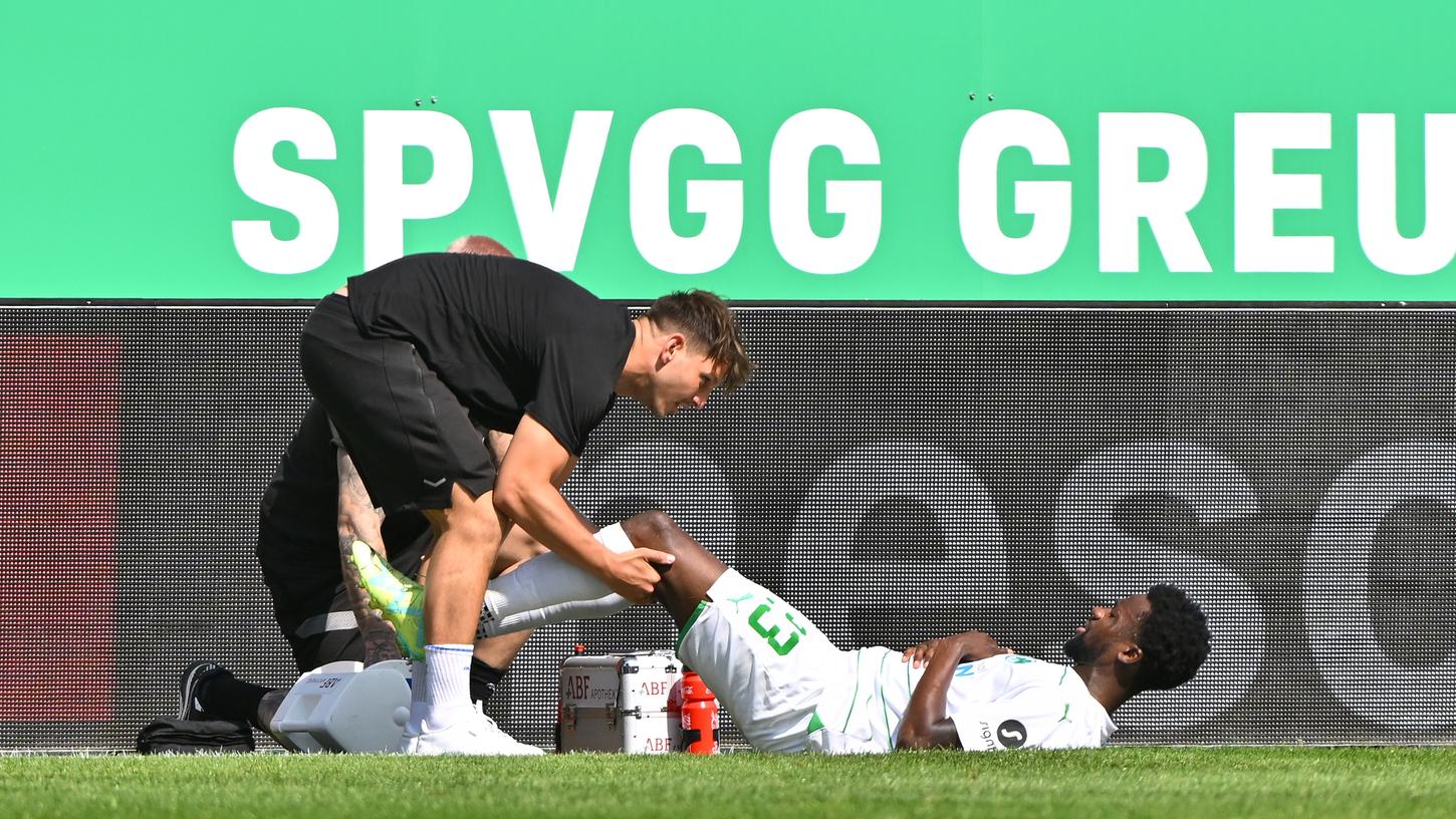 Nach 15 Minuten war Schluss: Gideon Jung lag gegen Darmstadt nach einer Viertelstunde verletzt auf dem Rasen.