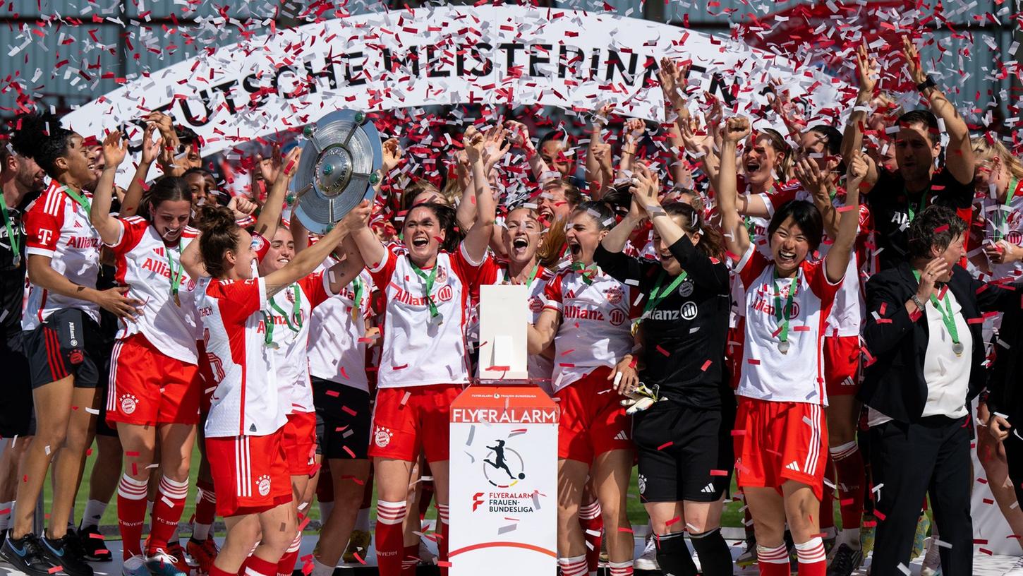 Bejubeln nach ihrem 11:1-Triumph am letzten Spieltag die Meisterschaft: die Frauen des FC Bayern München.