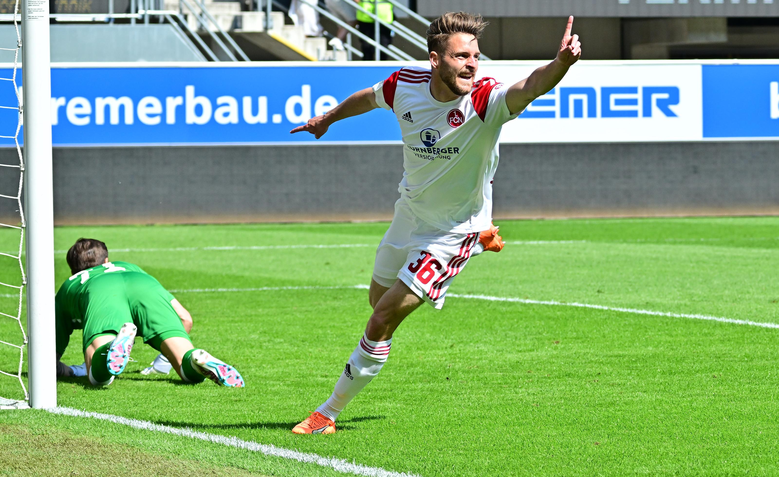 … kommt Valentini auf der rechten Außenbahn zu einer gezielten Flanke. Der Ball fällt in den Strafraum – und findet den Kopf von Schleimer, der den Ball unhaltbar gegen die Laufrichtung ins rechte Toreck köpft. TOR! Der 1. FC Nürnberg hat hier quasi keine Chance bislang – nutzt aber direkt eiskalt seine erste in der 20. Spielminute! Stand jetzt wäre der FCN direkt gerettet. Was ein Nervenkitzel! Jetzt nicht nachlassen! Nach einer…