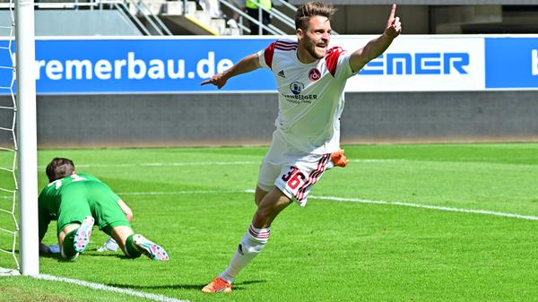 … kommt Valentini auf der rechten Außenbahn zu einer gezielten Flanke. Der Ball fällt in den Strafraum – und findet den Kopf von Schleimer, der den Ball unhaltbar gegen die Laufrichtung ins rechte Toreck köpft. TOR! Der 1. FC Nürnberg hat hier quasi keine Chance bislang – nutzt aber direkt eiskalt seine erste in der 20. Spielminute! Stand jetzt wäre der FCN direkt gerettet. Was ein Nervenkitzel! Jetzt nicht nachlassen! Nach einer…