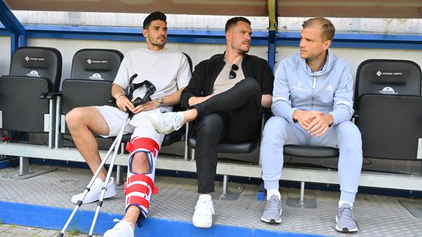 Das Spiel wird angepfiffen – und direkt übernehmen die Hausherren das Kommando. Nach nicht einmal 180 Sekunden gibt es auch schon die erste Ecke für den SC Paderborn. Nach der Hereingabe kommt Heuer zum Kopfball, zielt aber nicht genau genug - links vorbei. Erste Chance des Spiels! Und auch in den…