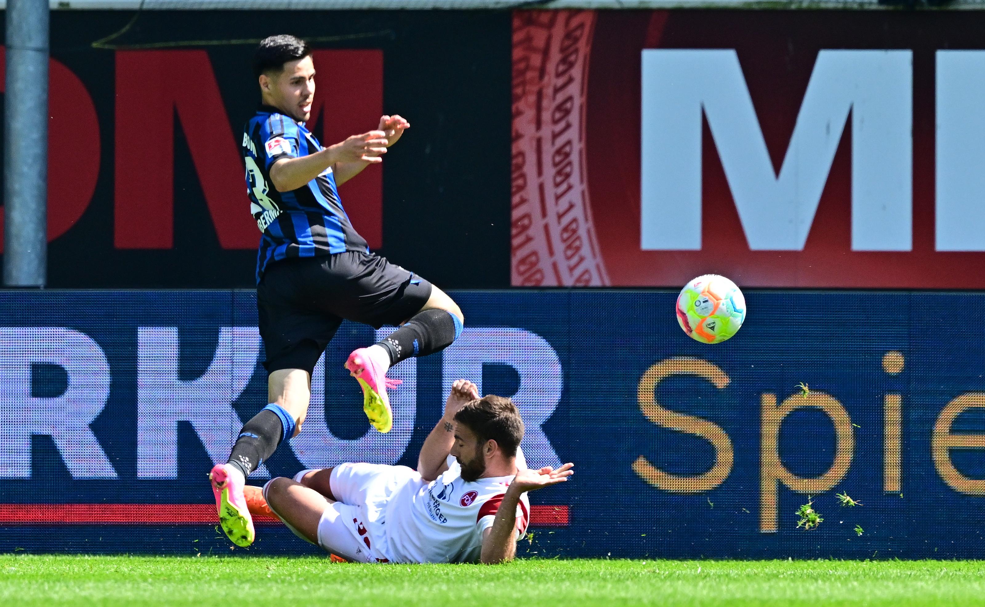 … einer Viertelstunde hat Conteh die nächste Chance: In der 18. Minute läuft er nach tollem Zuspiel auf das FCN-Tor zu. Klasse Annahme, Lupfer, doch am Ende wird er noch entscheidend beim Abschluss gestört. Der Ball fällt über das Tor ins Aus. Dem FCN ist der Druck durchaus anzumerken. Noch bekommen die Männer von Dieter Hecking ihre PS nicht auf die Straße. Aber dann…