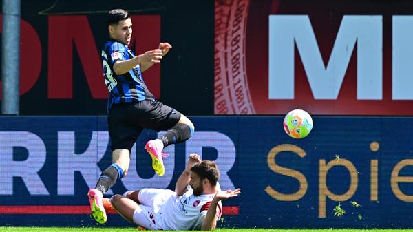 … einer Viertelstunde hat Conteh die nächste Chance: In der 18. Minute läuft er nach tollem Zuspiel auf das FCN-Tor zu. Klasse Annahme, Lupfer, doch am Ende wird er noch entscheidend beim Abschluss gestört. Der Ball fällt über das Tor ins Aus. Dem FCN ist der Druck durchaus anzumerken. Noch bekommen die Männer von Dieter Hecking ihre PS nicht auf die Straße. Aber dann…