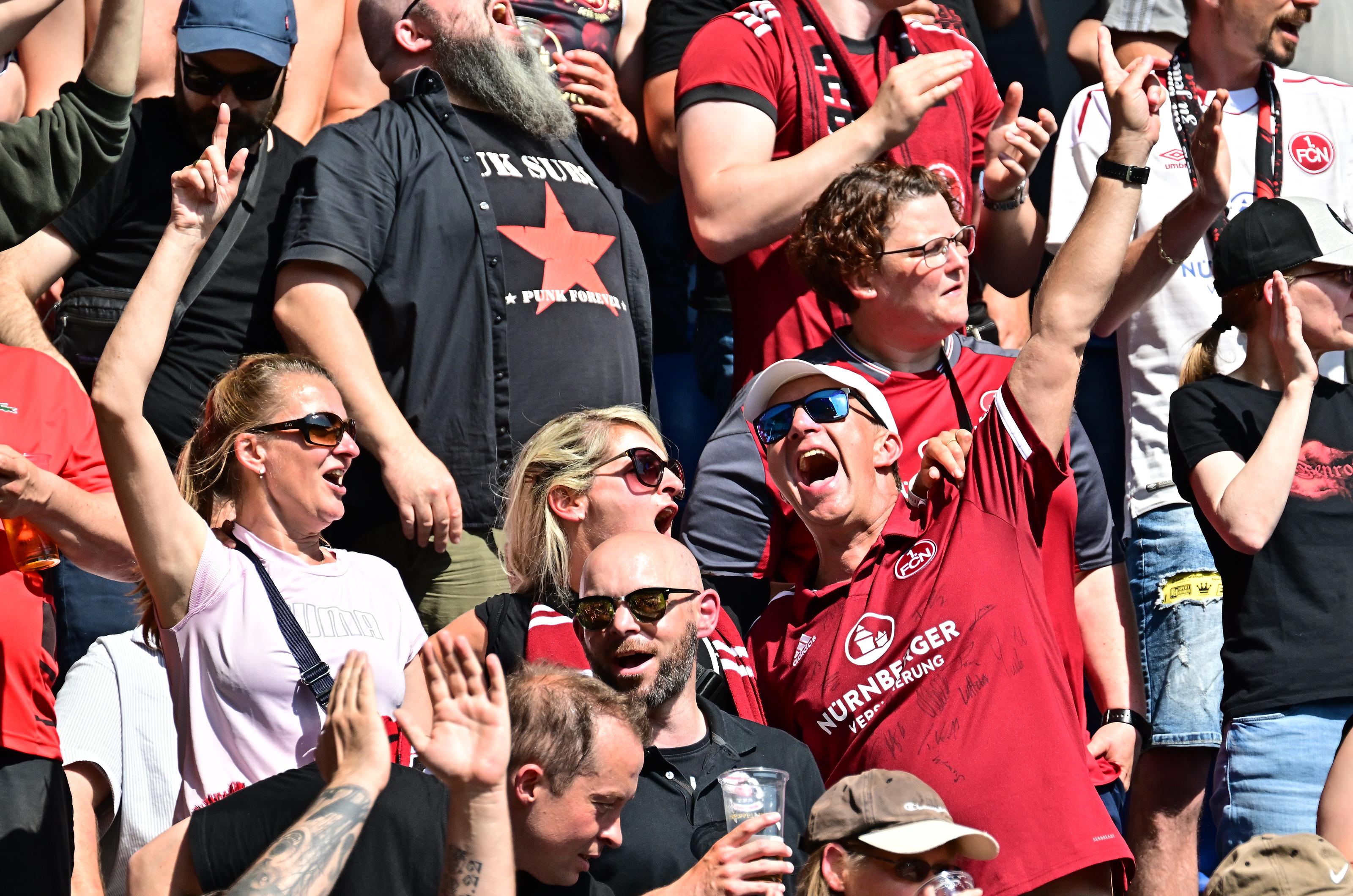 … sind auch die letzten Minuten der Saison von der Uhr. Abpfiff – 1:0. Der 1. FC Nürnberg – er ist direkt gerettet! Vor allem innerlich wird Verantwortlichen sowie Profis einen tonnenschwere, weil finanziell millionenschwere Last von den Schultern fallen! Der Club kann seine Planungen nun auch offiziell angehen. Im Sommer steht dann einmal mehr ein Umbruch mit neuem Trainer am Valznerweiher an. Hoffentlich nicht wieder mit dem Ergebnis, dass man am 34. Spieltag der Saison 2023/24 erneut mit einem Bein in der Relegation Richtung dritte Liga steht.