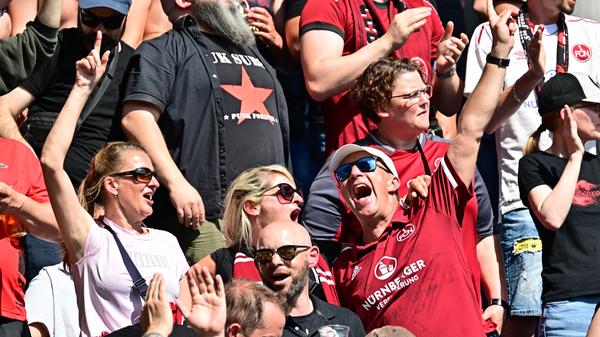 … sind auch die letzten Minuten der Saison von der Uhr. Abpfiff – 1:0. Der 1. FC Nürnberg – er ist direkt gerettet! Vor allem innerlich wird Verantwortlichen sowie Profis einen tonnenschwere, weil finanziell millionenschwere Last von den Schultern fallen! Der Club kann seine Planungen nun auch offiziell angehen. Im Sommer steht dann einmal mehr ein Umbruch mit neuem Trainer am Valznerweiher an. Hoffentlich nicht wieder mit dem Ergebnis, dass man am 34. Spieltag der Saison 2023/24 erneut mit einem Bein in der Relegation Richtung dritte Liga steht.