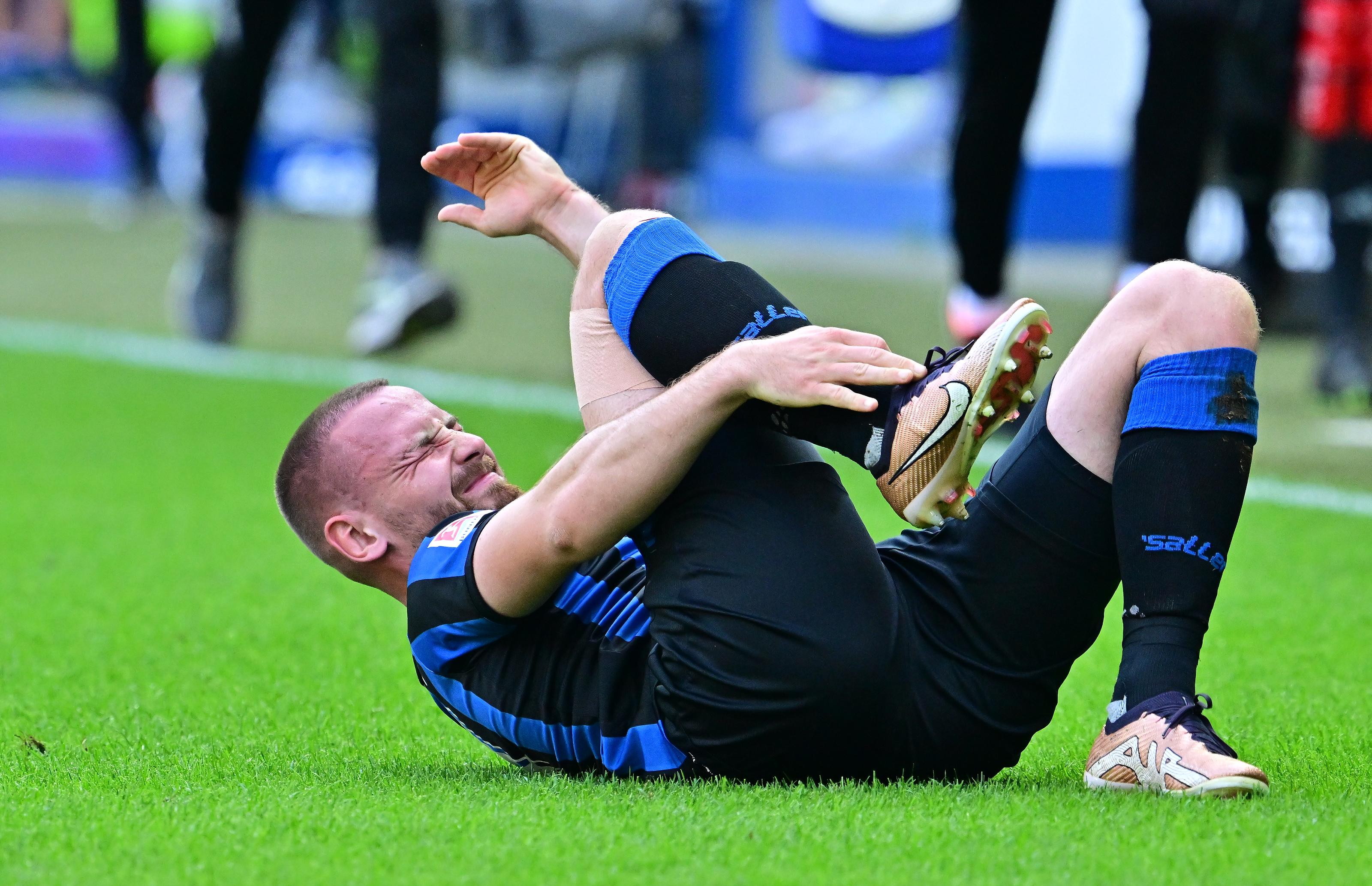 … halben Stunde, kann man festhalten:  Eine durchaus interessante Partie. Paderborn mit einer „Scheinüberlegenheit“ – wie es der TV-Kommentator durchaus treffend zusammenfasst. Die Hausherren kommen gut rein, ohne richtig zwingend zu wirken. Der FCN wartet erstmal ab, nutzt dann aber direkt eiskalt den ersten richtigen Angriff. Stand jetzt zahlt sich das Konzept von Bald-nicht-mehr-Trainer Dieter Hecking also komplett aus. Nächste…  