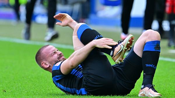 … halben Stunde, kann man festhalten: Eine durchaus interessante Partie. Paderborn mit einer „Scheinüberlegenheit“ – wie es der TV-Kommentator durchaus treffend zusammenfasst. Die Hausherren kommen gut rein, ohne richtig zwingend zu wirken. Der FCN wartet erstmal ab, nutzt dann aber direkt eiskalt den ersten richtigen Angriff. Stand jetzt zahlt sich das Konzept von Bald-nicht-mehr-Trainer Dieter Hecking also komplett aus. Nächste…