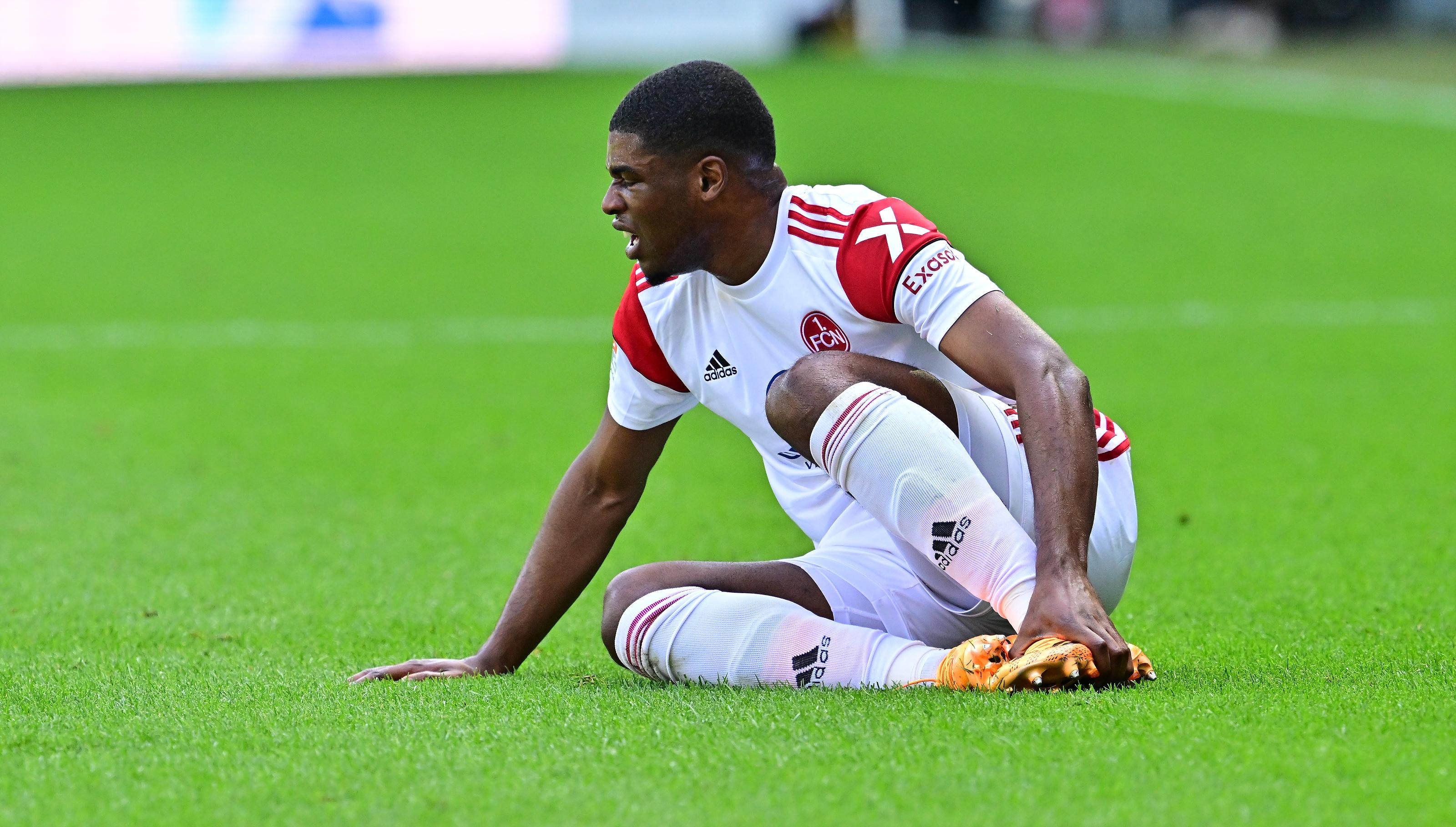 … mega Ding kurz nach Wiederanpfiff in der 51. Spielminute: Nach tollem Zuspiel läuft Nürnbergs bester Angreifer Duah fast alleine auf das SCP-Tor zu. Gekonnt umkurvt er auch noch den Keeper, jetzt muss er nur noch einschieben. Der zurückgeeilte Müller kann jedoch in buchstäblich letzter Sekunde klären. Das muss eigentlich der zweite Treffer aus Nürnberger Sicht sein. Und jetzt geht es…