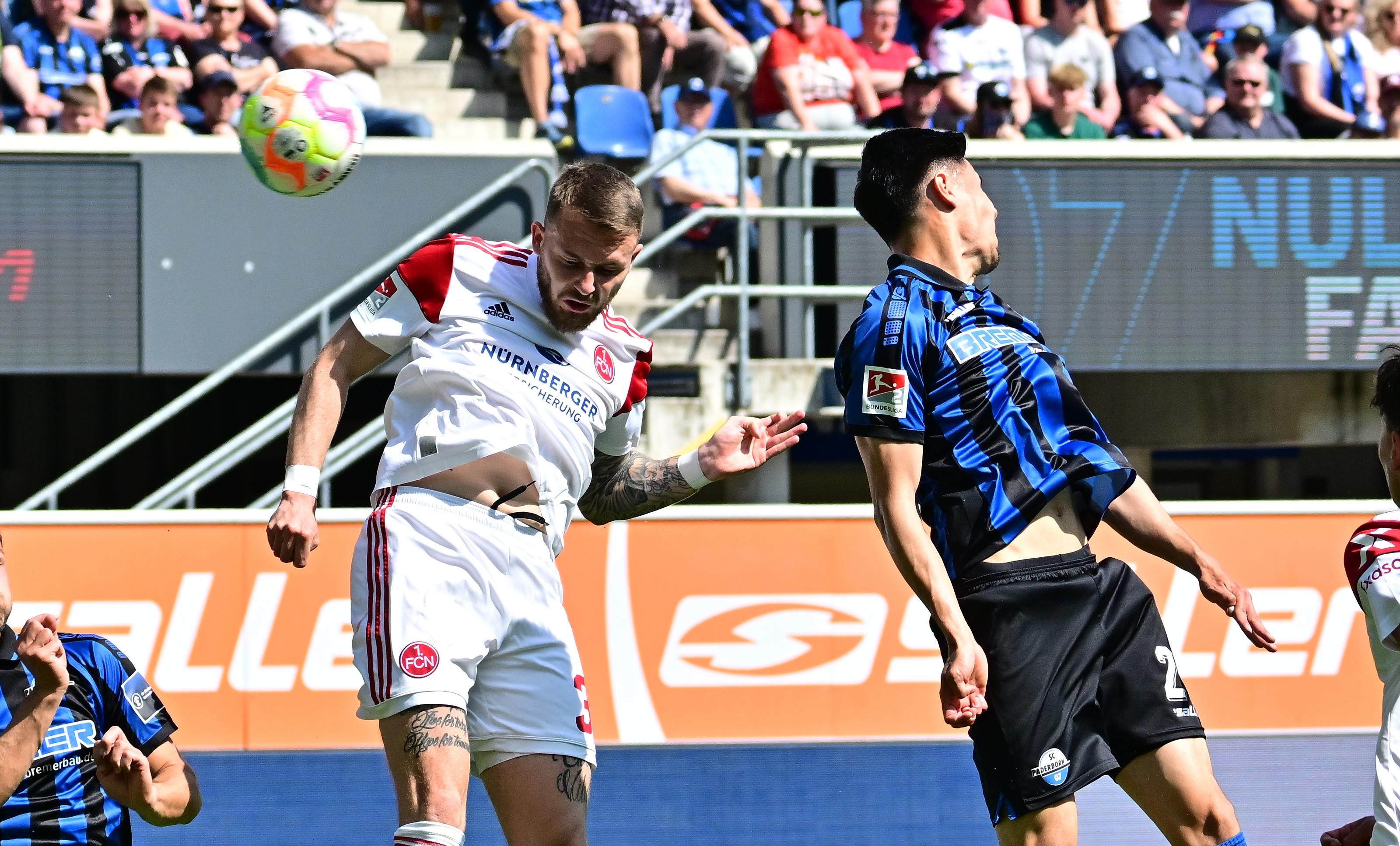 … folgt der Pausenpfiff! Stand jetzt wäre Nürnberg sicher kommende Saison Zweitligist. Heißt also: Nochmal durchschnaufen und dann in die hoffentlich letzten 45 Minuten der Spielzeit noch einmal alles reinwerfen! Was ein…