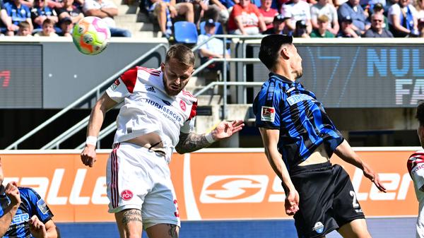 … folgt der Pausenpfiff! Stand jetzt wäre Nürnberg sicher kommende Saison Zweitligist. Heißt also: Nochmal durchschnaufen und dann in die hoffentlich letzten 45 Minuten der Spielzeit noch einmal alles reinwerfen! Was ein…