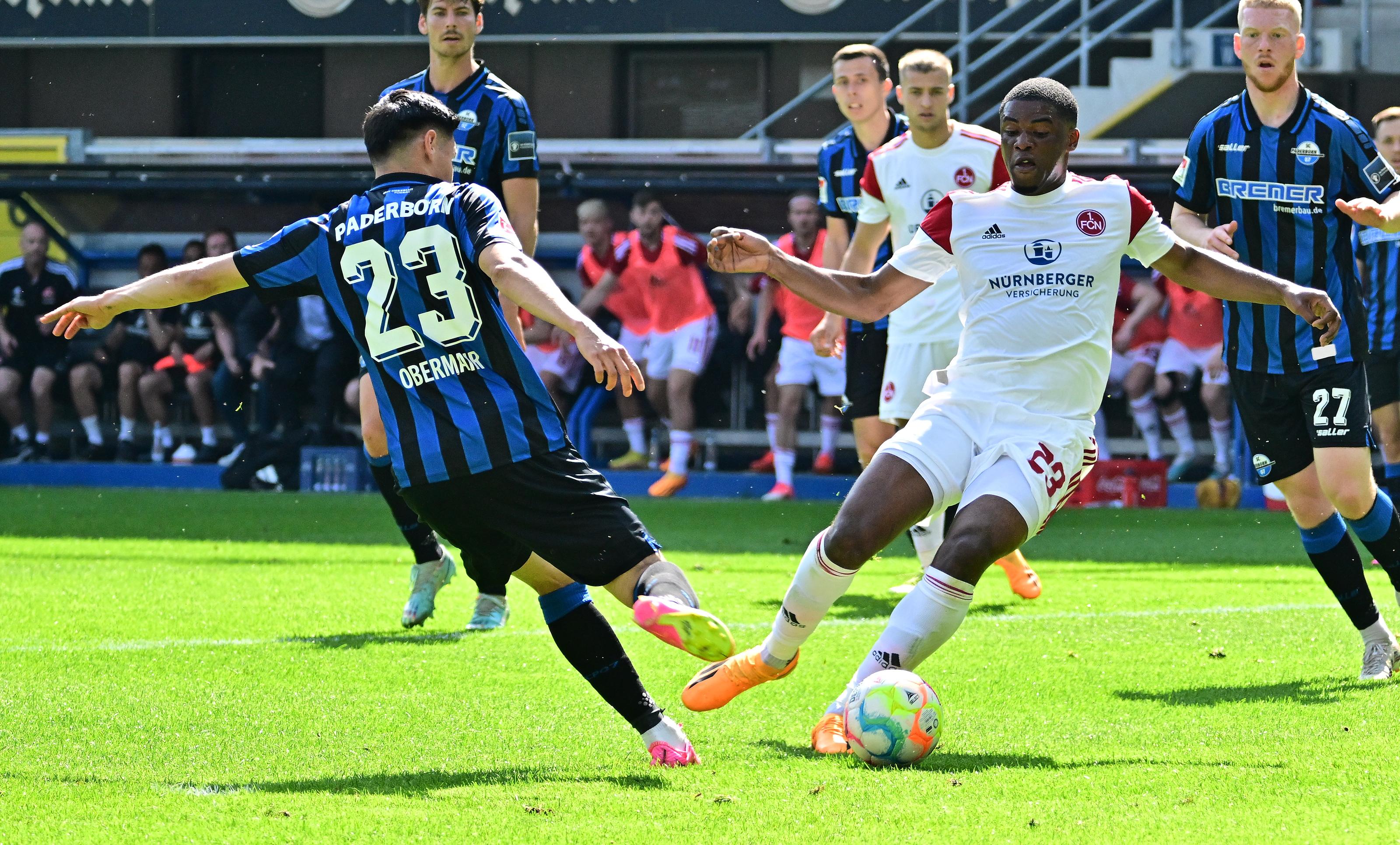 … Schlag auf Schlag! Auf der anderen Seite steht auf einmal Muslija vor FCN-Schlussmann Klaus. Der macht sich breit – und fischt das Ding irgendwie noch ab. Bockstarke Parade! Der Vertreter vom Vertreter hält hier die Führung aus fränkischer Sicht fest! Die letzten…