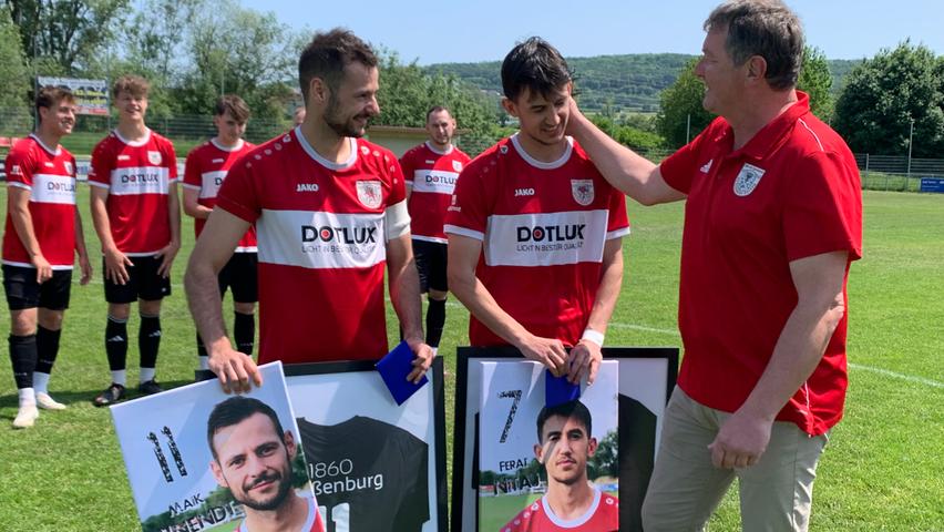 TSV-1860-Vorstandsmitglied Franz Wokon bedankte sich mit einem freundschaftlichen Klaps bei den scheidenden Spielern Ferat Nitaj und Maik Wnendt (von rechts).