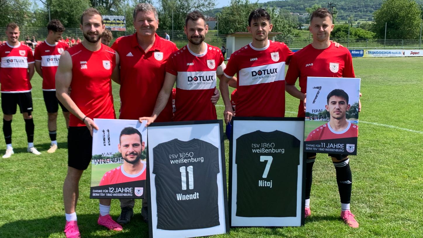 Abschied von der Nummer 11 und der Nummer 7 des Landesligisten TSV 1860 Weißenburg (von links): Jonas Ochsenkiel, Franz Wokon, Maik Wnendt, Ferat Nitaj und Christian Leibhard.  