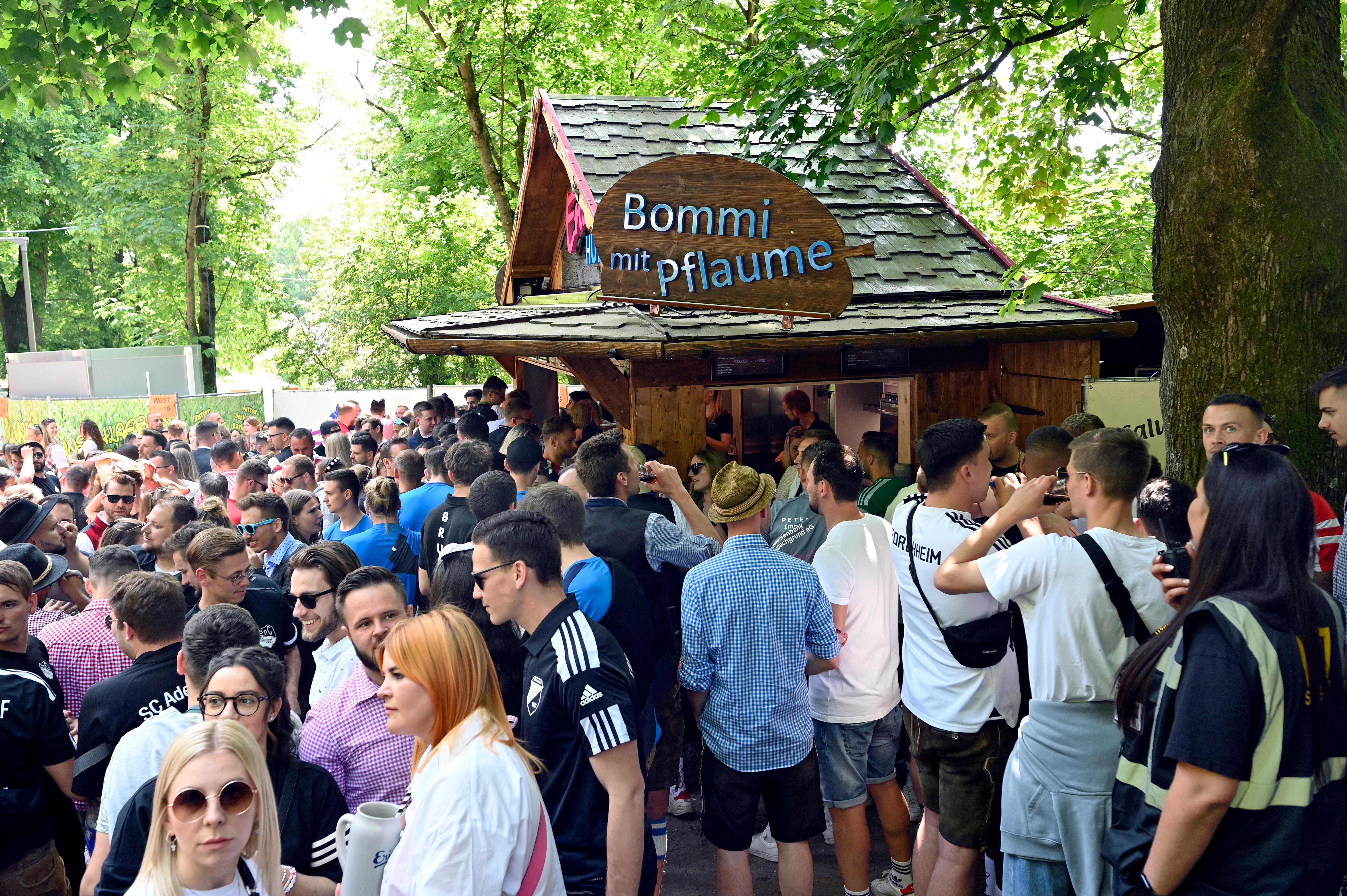 Schon am frühen Nachmittag ist an der Enzian Hütte mächtig was los.