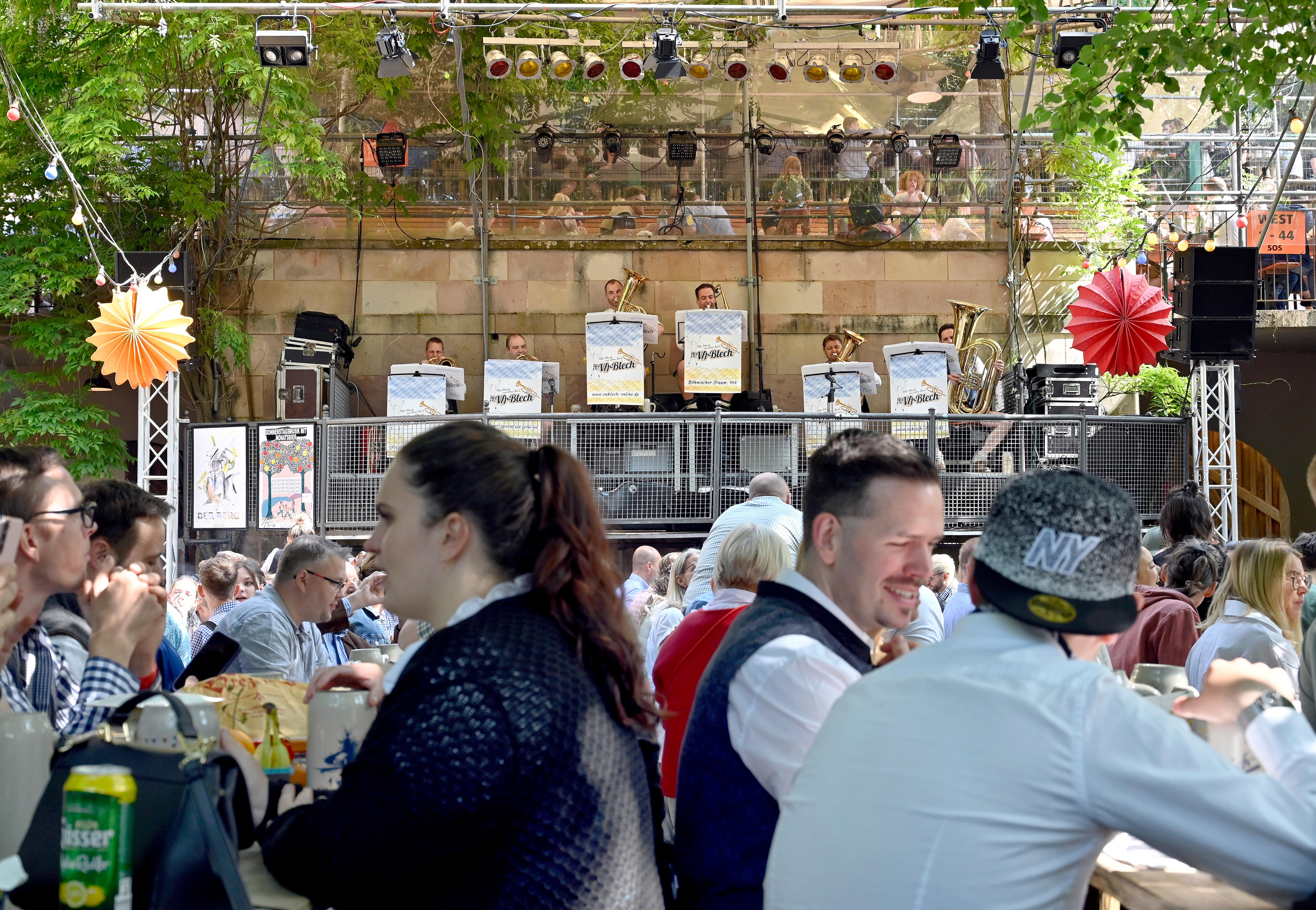 Blasmusik im Entlas-Keller-Kessel.