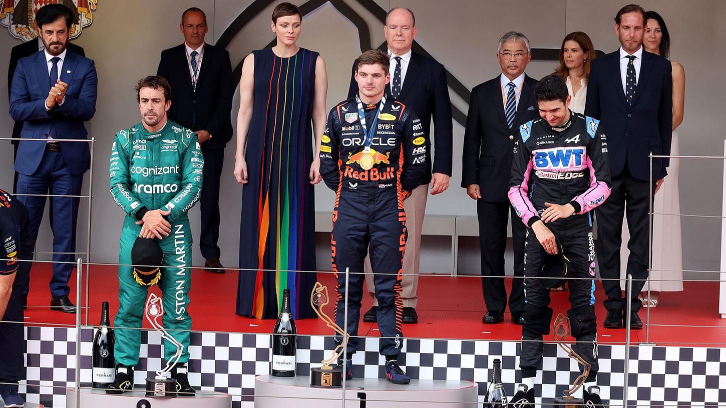 Monaco-Sieger Max Verstappen (M) steht zwischen dem Zweitplatzierten Fernando Alonso (l) und Esteban Ocon auf dem Siegerpodium.