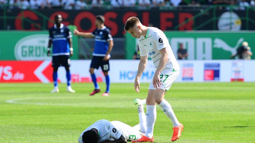 Gian-Luca Itter erkundigt sich bei Jung nach dessen Verletzung ohne gegnerische Beteiligung.