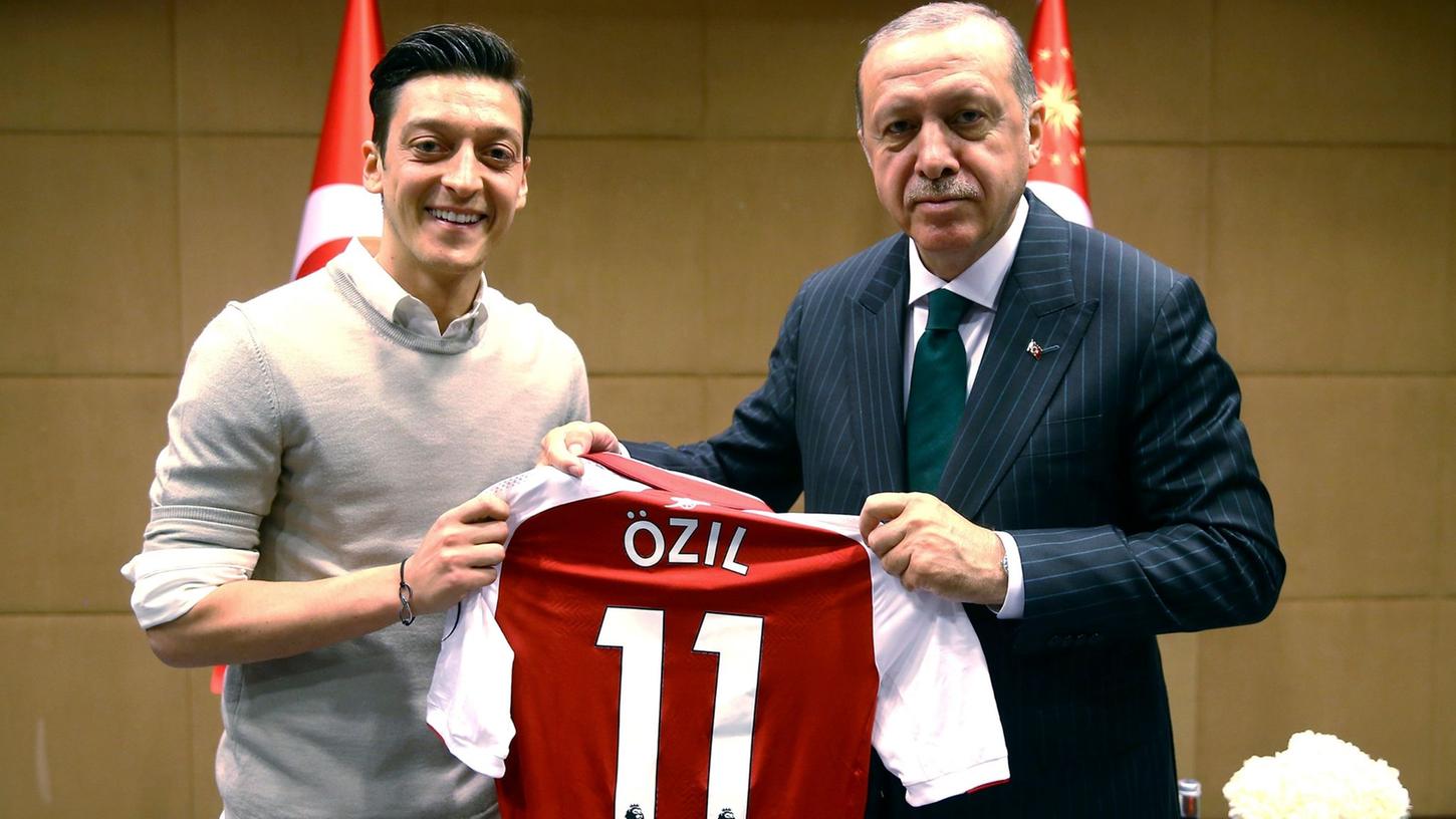Mesut Özil und Recep Tayyip Erdogan am 14.05.2018. Der Fußballer hat erneut ein Foto mit dem wiedergewählten türkischen Präsidenten geteilt.