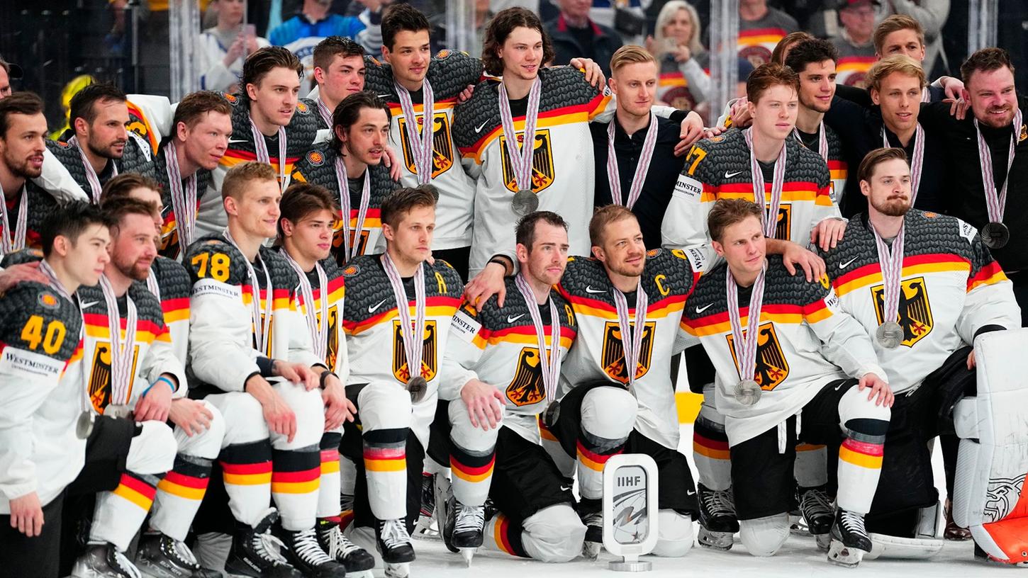 Das deutsche Nationalteam posiert nach dem Gewinn der Silbermedaille für ein Foto.