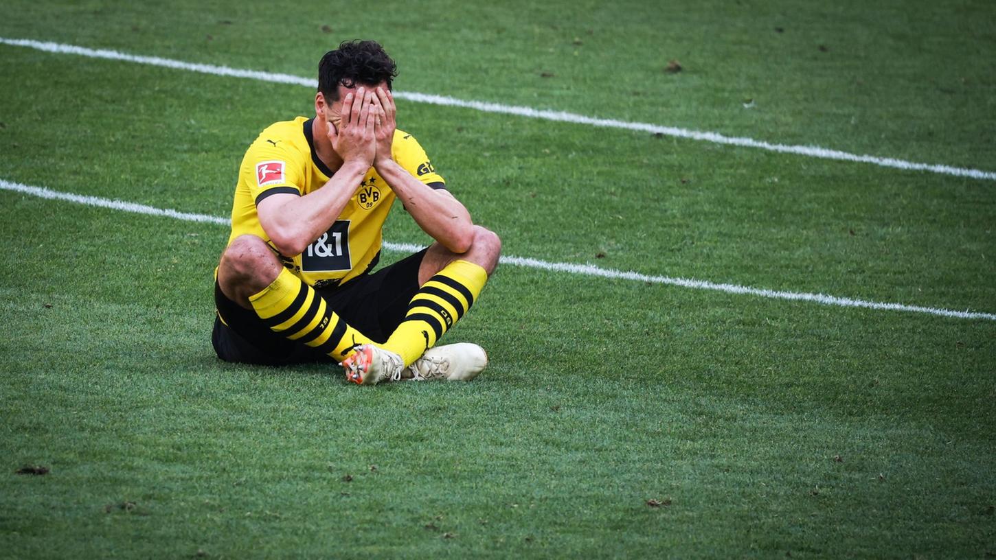 Dortmunds Mats Hummels sitzt nach dem Abpfiff enttäuscht auf dem Rasen.