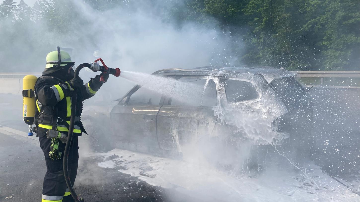 Mit Schaum und Wasser brachten die Feuerwehrler den Fahrzeugbrand schnell unter Kontrolle.