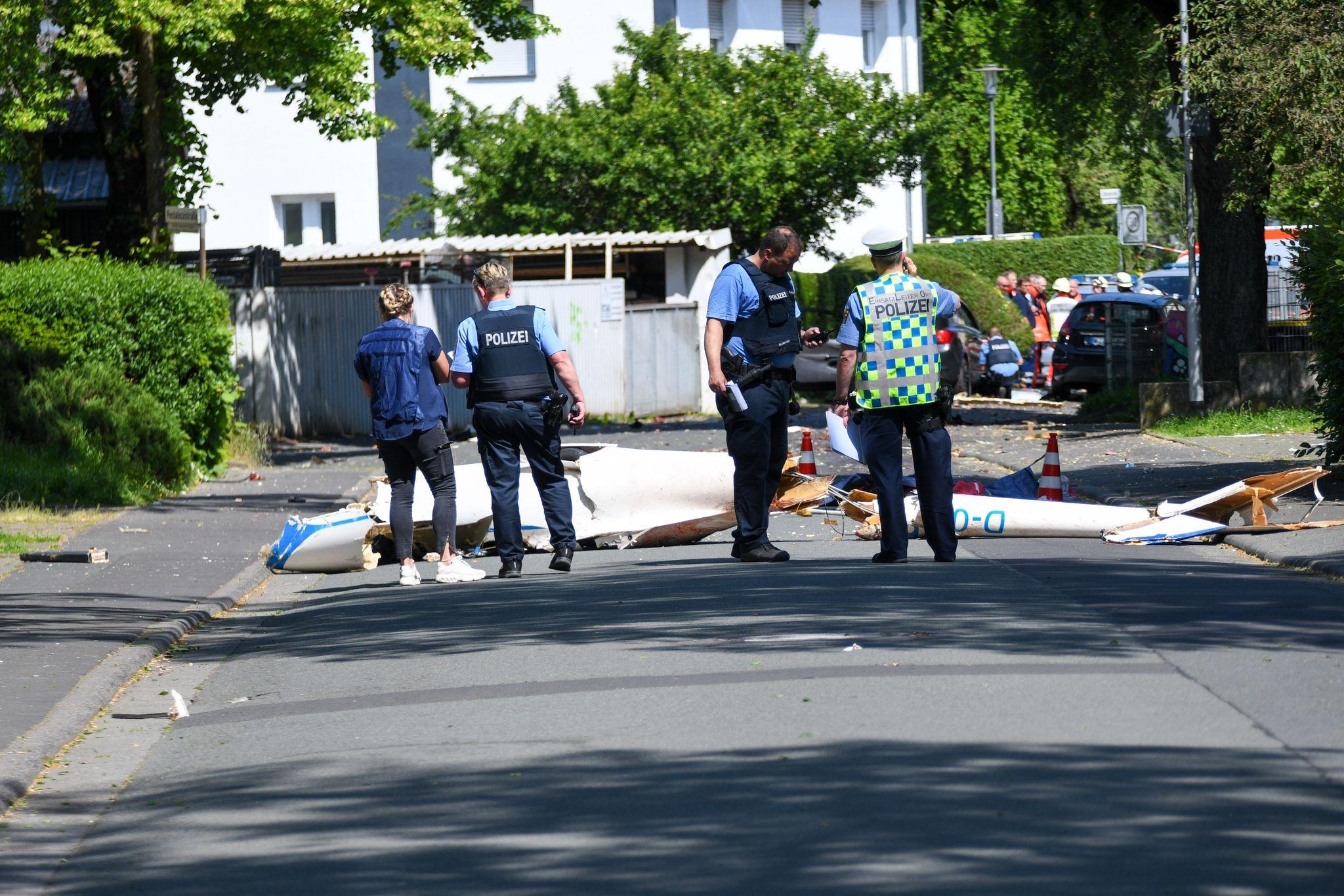 Segelflugzeug Absturz In Wohngebiet Pilot Stirbt Nordbayern