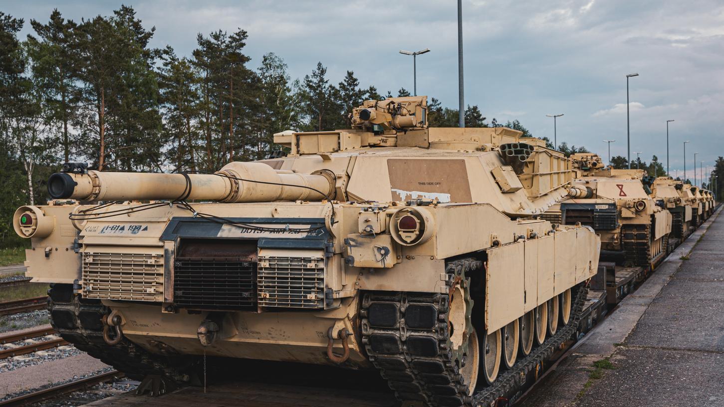  US-Panzer vom Typ M1A1 Abrams, die für die Ausbildung von Soldaten aus der Ukraine vorgesehen sind, stehen auf Transportwaggons auf Schienen in Grafenwöhr. 