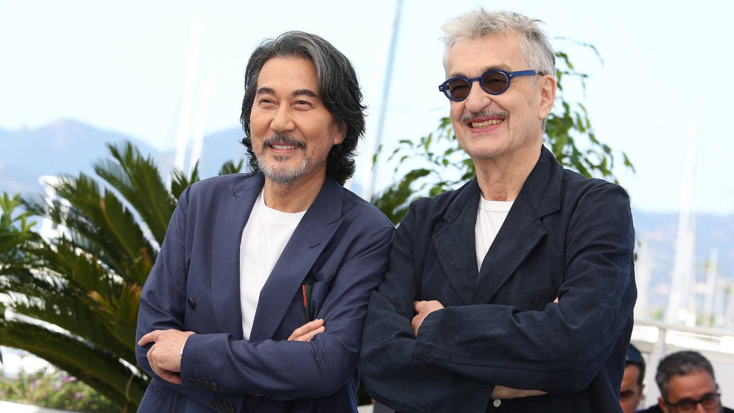 In Cannes präsentierten sich Wim Wenders (rechts) und sein Hauptdarsteller Koji Yakusho den Fotografen. Nun können sich die beiden über Yakushos Auszeichnung als „Bester Schauspieler“ freuen. 