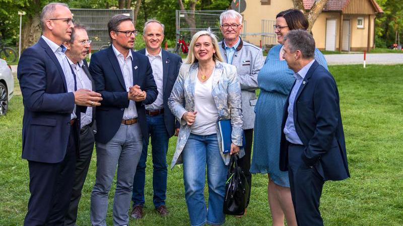 Bei der Begrüßung am Zelteingang MdB Tobias Winkler, MdL Hans Herold, Landtagskandidat Werner Stieglitz, CSU-Kreistagsfraktionsvorsitzender Dieter Hummel, Staatsministerin Melanie Huml, Stadtrat Peter Bauerreis, CSU-Ortsvorsitzende und Stadträtin Astrid Paulus-Berberich und 2. Bürgermeister Stefan Schuster (v. l.).