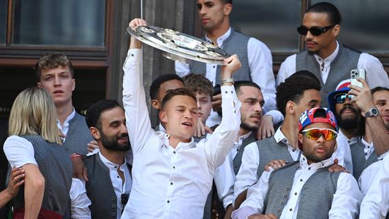 Bayern-Stars demolieren während Rathaus-Party die Meisterschale