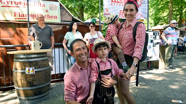 Die Buben David (5, vorne) und Maxi (2) und ihre Eltern Kathrin und Christian sind fest entschlossen, den Großen Bergschein zu machen - natürlich ohne Alkohol.
