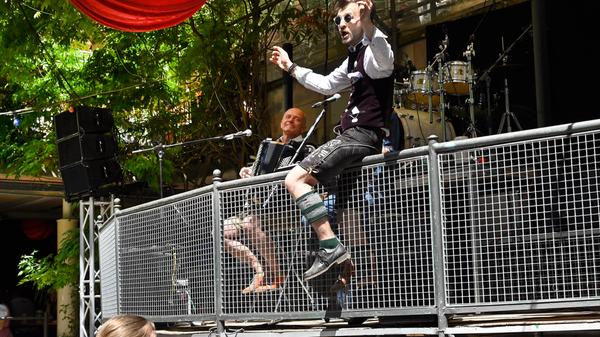 Das sorgt bei manchen Zuhörern gar für Rock-Konzert-Momente...