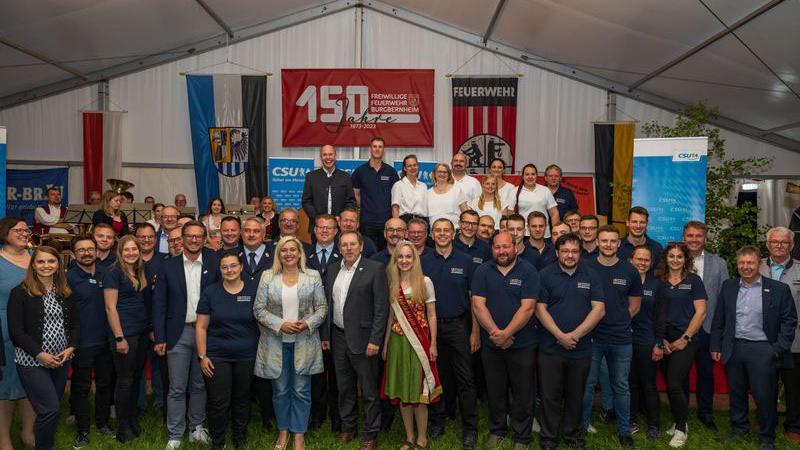 Gute Stimmung zum Auftakt des Feuerwehrfestes: Mitte vorne Staatsministerin Melanie Hummel, MdL Hans Herold und die Apfelkönigin Anna I. Gute Stimmung zum Auftakt des Feuerwehrfestes: Mitte vorne Staatsministerin Melanie Hummel, MdL Hans Herold und die Apfelkönigin Anna I.