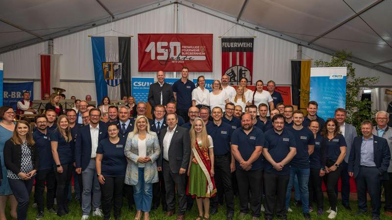 Gute Stimmung zum Auftakt des Feuerwehrfestes: Mitte vorne Staatsministerin Melanie Hummel, MdL Hans Herold und die Apfelkönigin Anna I.