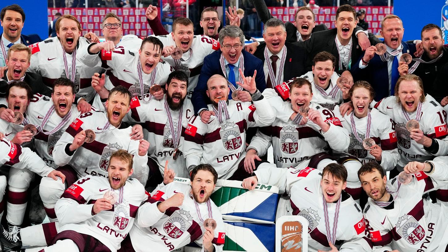 Die Letten feiern die Bronzemedaille bei der Eishockey-WM.
