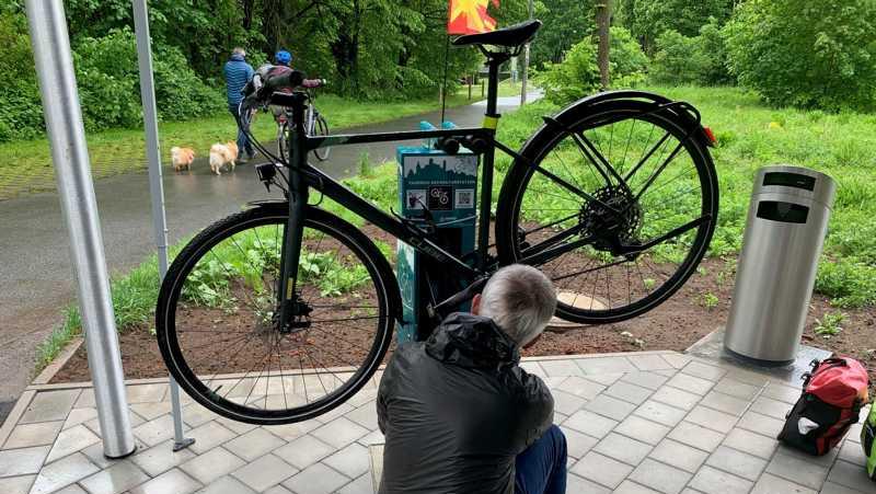 An der neuen Service-Station findet man die wichtigsten Reparaturwerkzeuge für Fahrräder. Heil blieb sie in Zirndorf nur eine Woche lang.