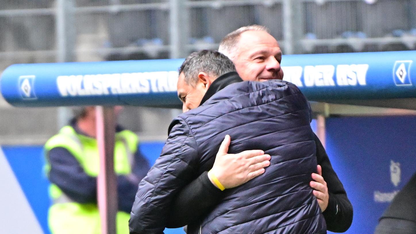 Geschafft: Rachid Azzouzi bedankt sich bei Cheftrainer Alexander Zorniger mit einer innigen Umarmung. Geschafft: Rachid Azzouzi bedankt sich bei Cheftrainer Alexander Zorniger mit einer innigen Umarmung.