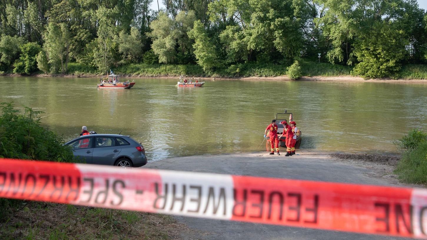 Nachdem Rettungskräfte einen 36 Jahre alten Mann und seinen sieben Jahre alten Sohn aus dem Rhein bergen konnten, sterben beide im Krankenhaus.