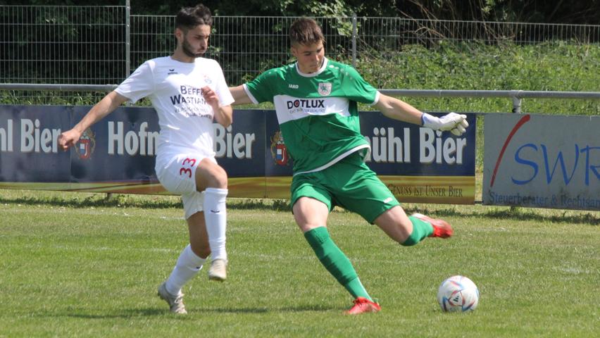 Weißenburger Jugendstil: Der 18-jährige Torhüter Marlon Roth (rechts, hier gegen Gilchings Plator Doqaj) blieb beim Landesliga-Debüt für den TSV 1860 ohne Gegentor.  