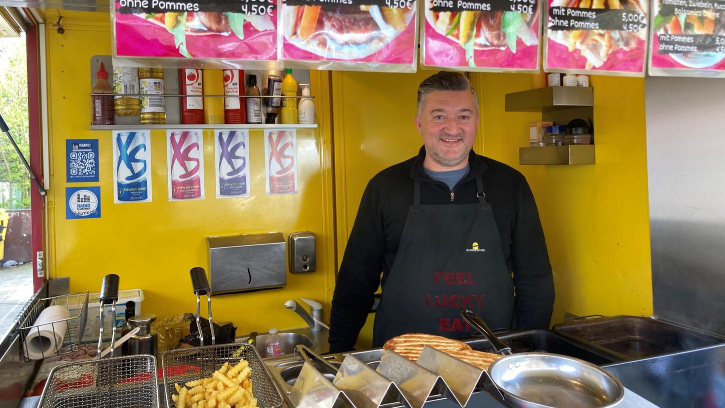 Bei Evripidis Petras gibt es verschiedene griechische Speisen auf die Hand. Sein Souvlaki-Mobil ist im Nürnberger Stadtteil Gostenhof anzutreffen.