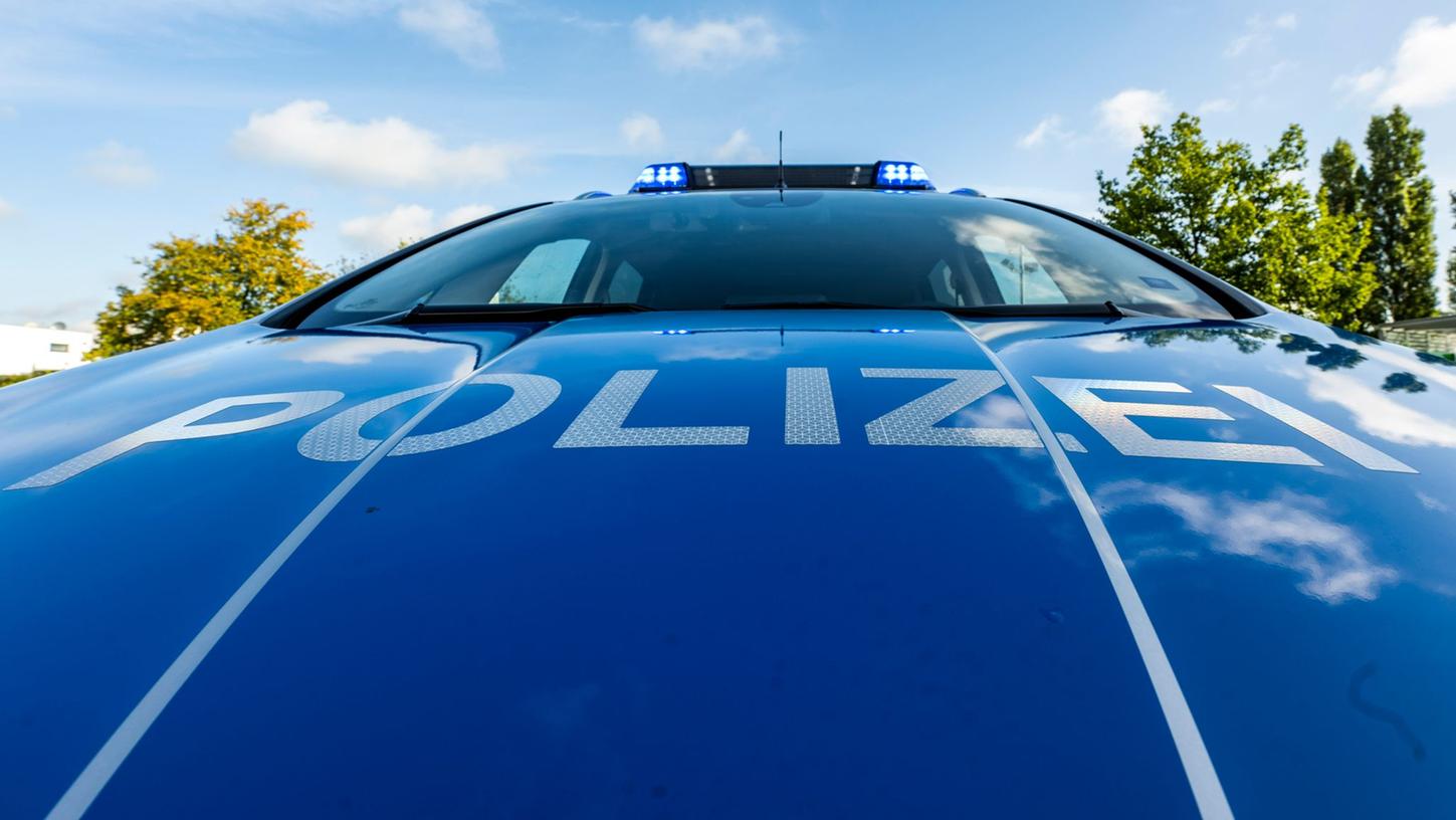Die Polizei sucht Zeugen eines ungewöhnlichen Angriffs auf einen 29-Jährigen. Die Polizei sucht Zeugen eines ungewöhnlichen Angriffs auf einen 29-Jährigen.