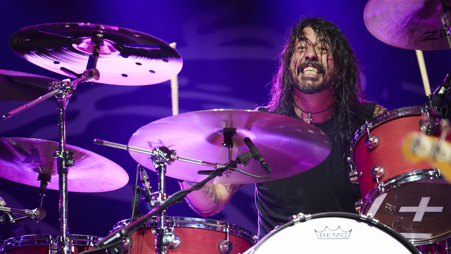 Dave Grohl, Frontman der Foo Fighters, spielt am Schlagzeug.