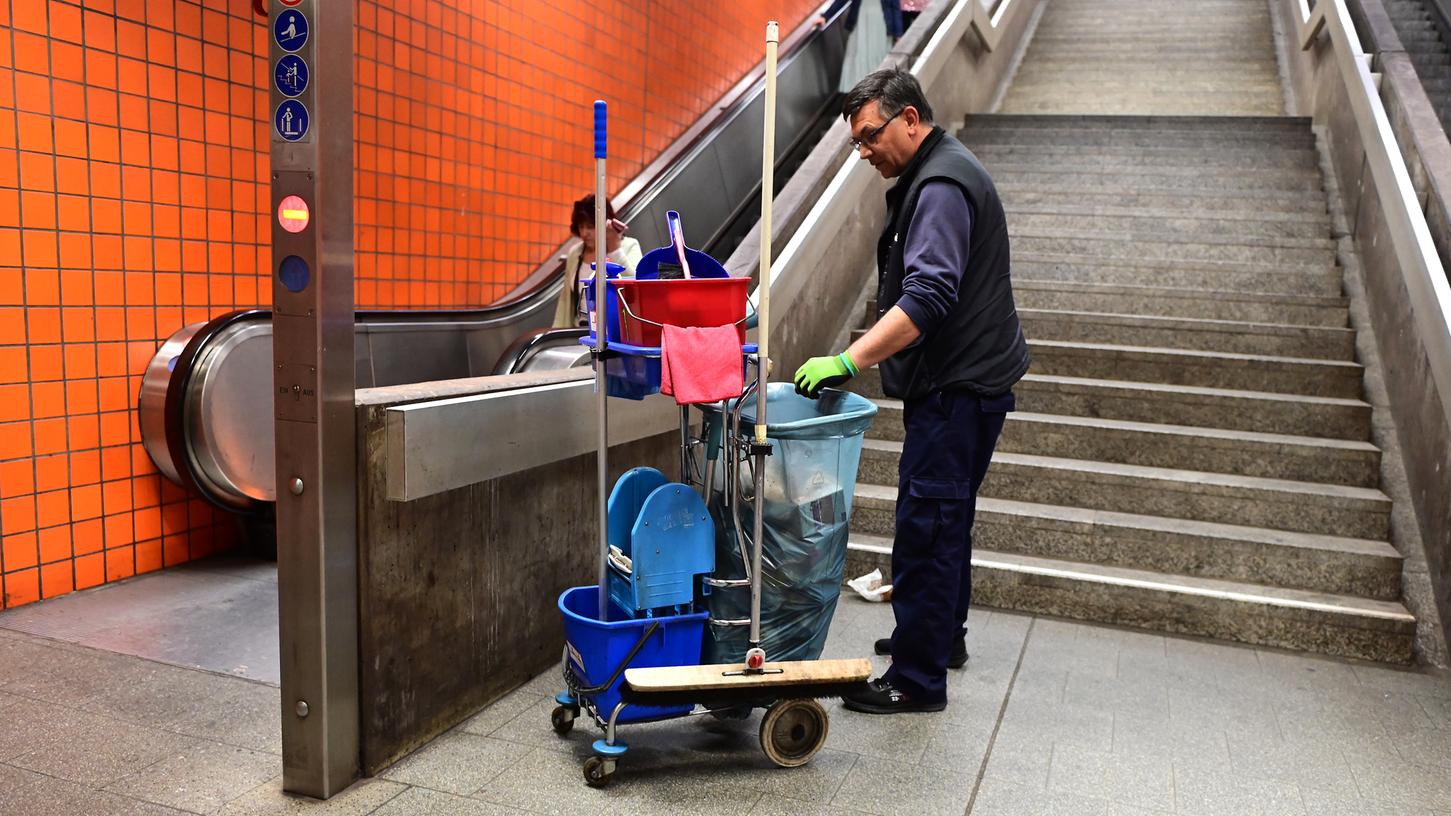 Eine Reinigungskraft im Nürnberger Hauptbahnhof.