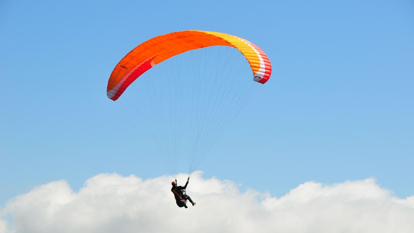 Ein Gleitschirmflieger ist am Sonntag im Landkreis Schweinfurt abgestürzt (Symbolbild).