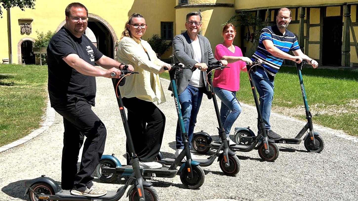 Den Mitarbeitenden der Adelsdorfer Gemeindeverwaltung stehen jetzt auch E-Scooter zur Verfügung.   